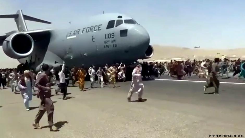 Desperate Afghans run alongside a US Air Force transport plane in Kabul during the airlift | Photo: AP Photo/picture-alliance