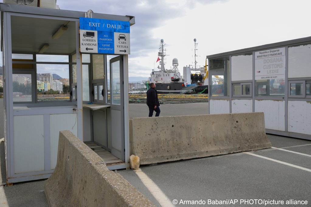 Il porto Schengen dell'Albania è stato destinato a una struttura di isolamento, mentre i richiedenti asilo saranno deportati nella vicina Kjadar |  Foto: Alleanza Immagine / Armando Papani