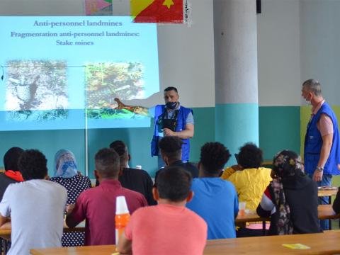 IOM trainers informing migrants and staff on how to spot land mines | Photo: IOM