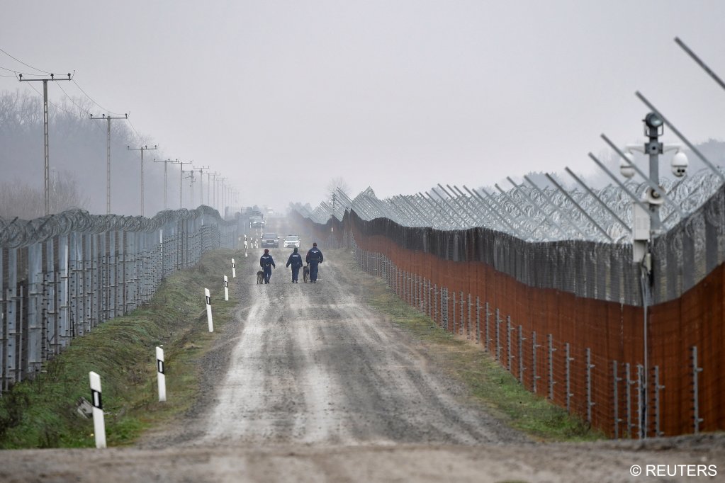 Police patrol the Hungarian-Serbian border barrier near Kelebia, Hungary, on December 15, 2022 | Photo: REUTERS/Marton Monus