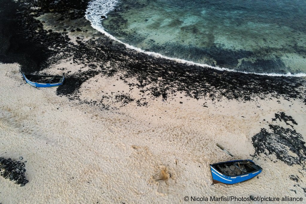 File photo: Wrecks of boats used to get to Lanzarote from the African coast in Arrecife, Canary Islands, Spain, November 22, 2021 | Photo: Nicola Marfisi / Avalon