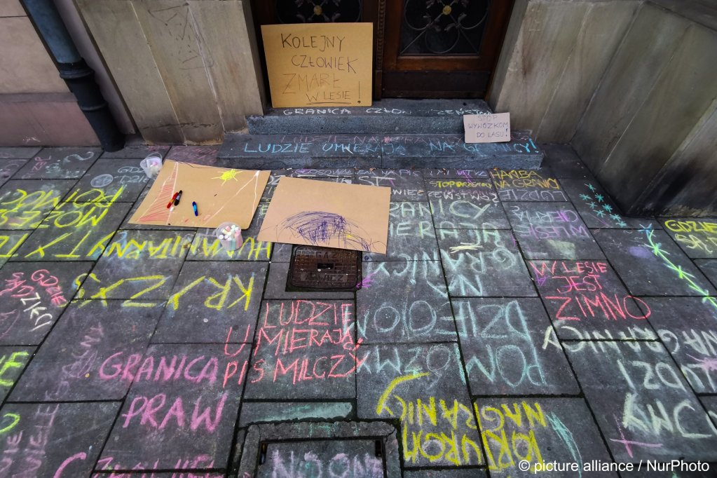 To protest against the new Polish migrant pushback law, activists drew slogans with chalk on the pavement in front of on the pavement in front of Law and Justice (PiS) ruling party's office | Photo: picture alliance/NurPhoto
