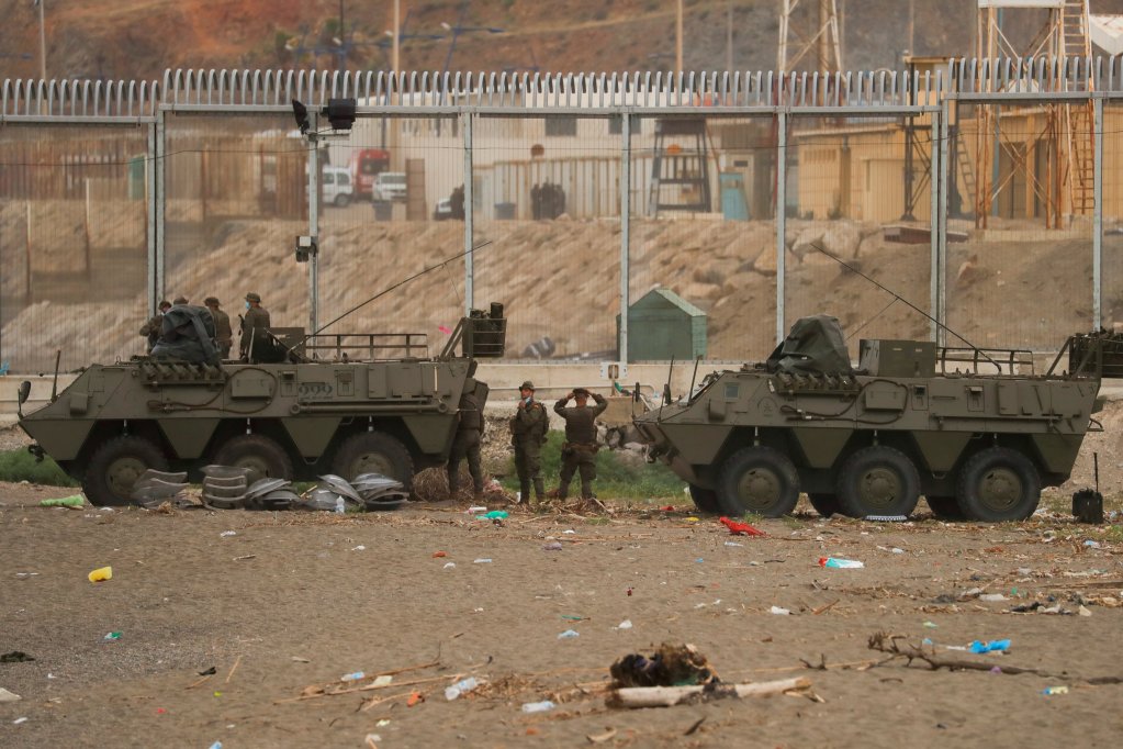 Des militaires quadrillent la zone frontalière entre Ceuta et le Maroc, le 20 mai 2021. Crédit : Reuters