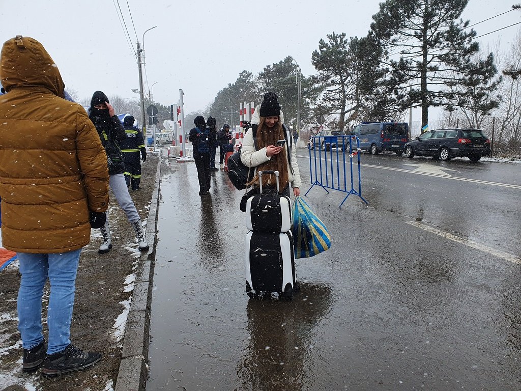 يقف بعض اللاجئين الواصلين حديثا في وسط الطريق يحاولون اقتفاء أثر قريب في مكان ما في أوروبا، 03 آذار \ مارس 2022. مهاجر نيوز \ شريف بيبي