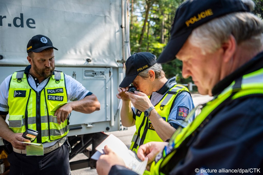 A police operation to search for migrants on the I/24 road leading from Austria, near Majdalena, Jindrichuv Hradec region, Czech Republic, September 12, 2023 | Photo: picture alliance / CTK Photo/Vaclav Pancer