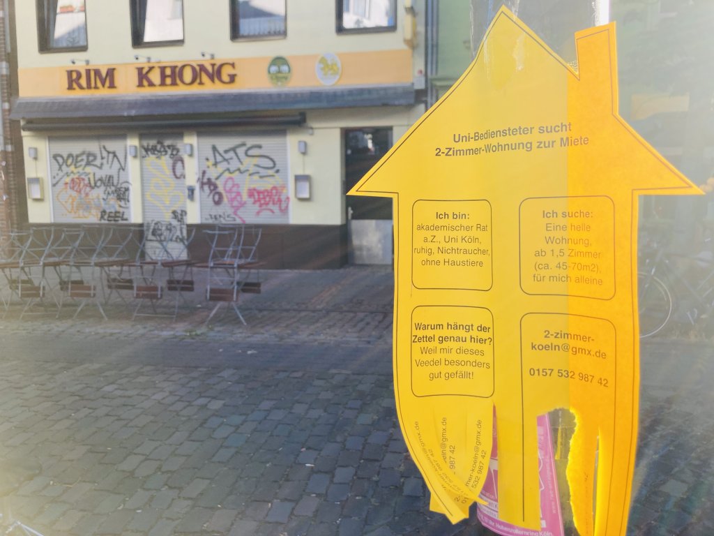 Ces petites annonces de recherche de logement fleurissent un peu partout à Cologne / Photo : Marco Wolter