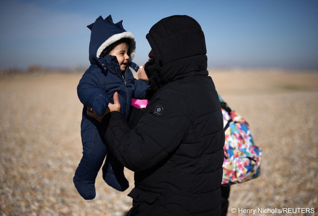 A parent and child on shore after being rescued by the RNLI (Royal National Lifeboat Institution) while crossing the English Channel, in Dungeness, Britain, March 15, 2022 | Photo: Reuters/Henry Nicholls