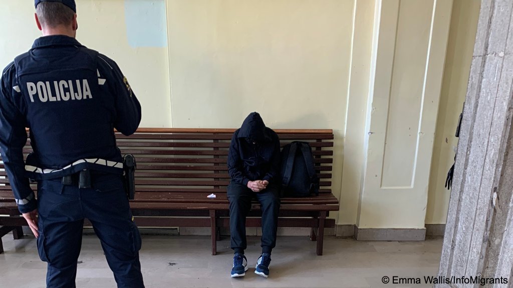 Police watch over a 15-year-old unaccompanied minor from Egypt, before he is taken back to a center | Photo: Emma Wallis / InfoMigrants