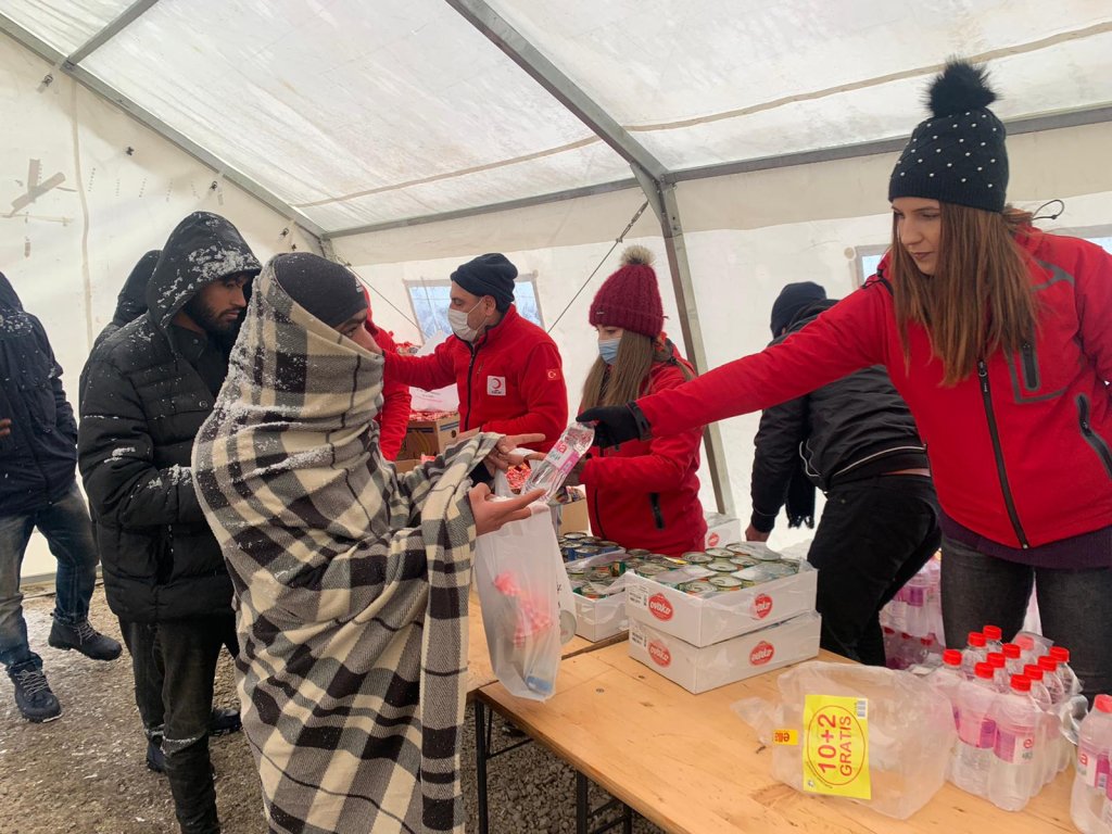Un distribution de nourriture dans le camp de Lipa. Crédit : Croix-Rouge