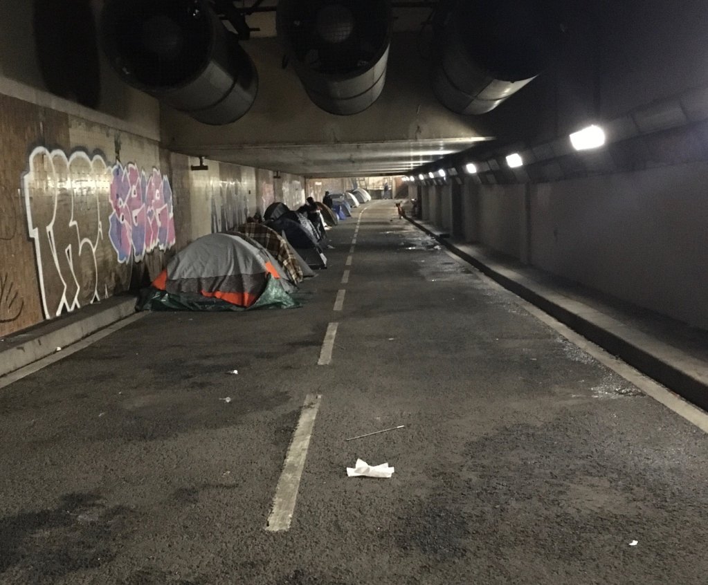 Sous l'esplanade de la gare de Lyon, des dizaines de tentes sont alignées. Crédit : InfoMigrants