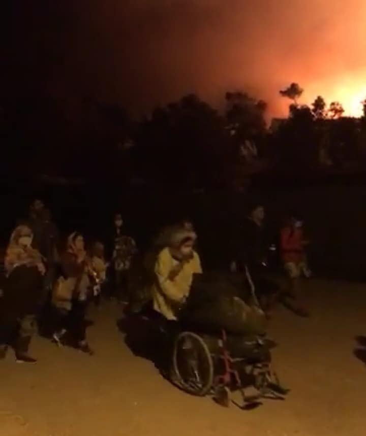 لاجئون يفرون من مخيم موريا بسبب حريق ضخم
