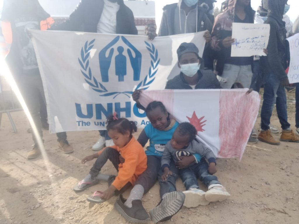 Des familles avec enfants campent aussi devant le HCR de Zarzis. Crédit : InfoMigrants