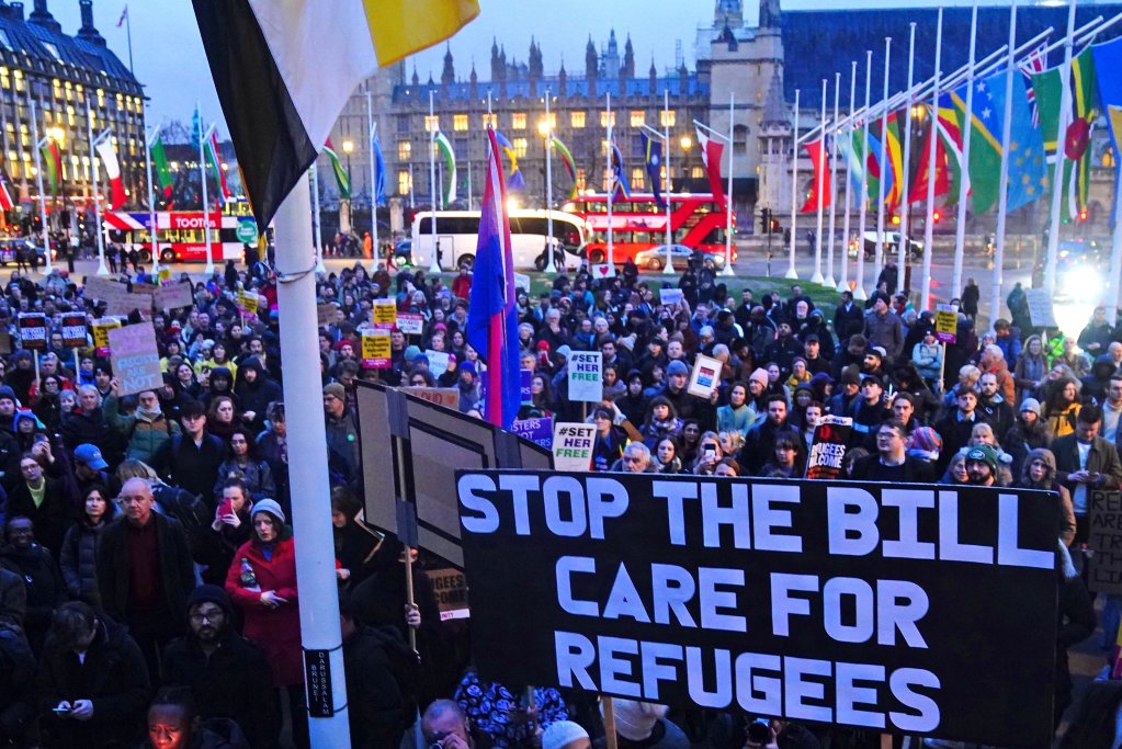 Demonstrators protesting against the Illegal Migration Bill in Parliament Square, London, during the second reading of the the bill in the House of Commons this evening. March 13, 2023 | Photo: Victoria Jones/picture-alliance