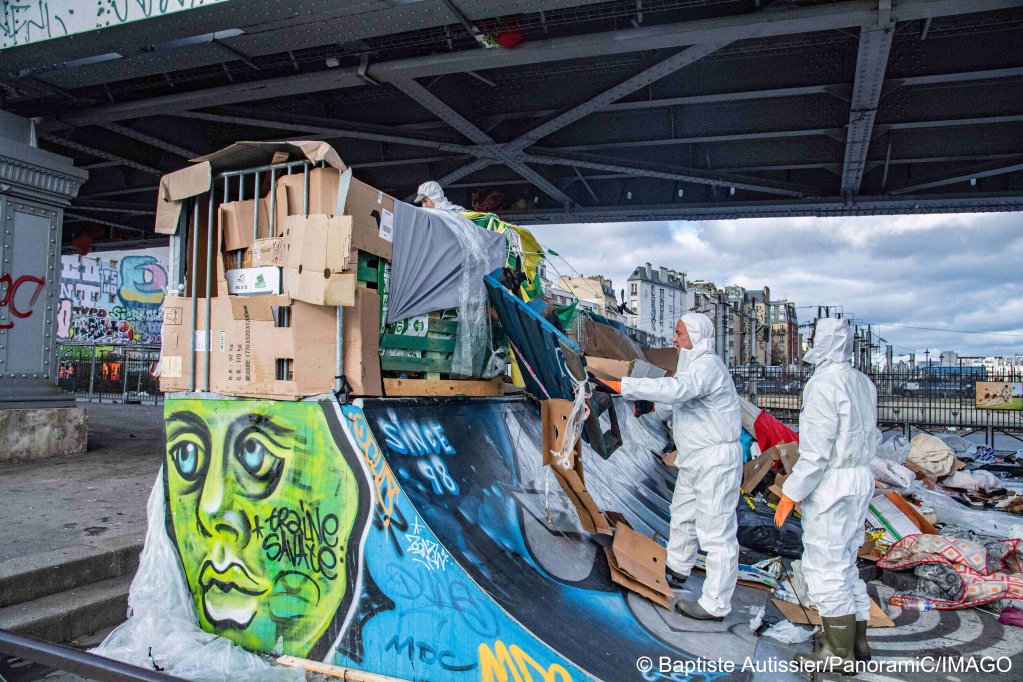 Cleaning of the migrant camp at Porte de la Chapel on November 17, 2022 | Photo: BaptisteAutissier/Panoramic/imago
