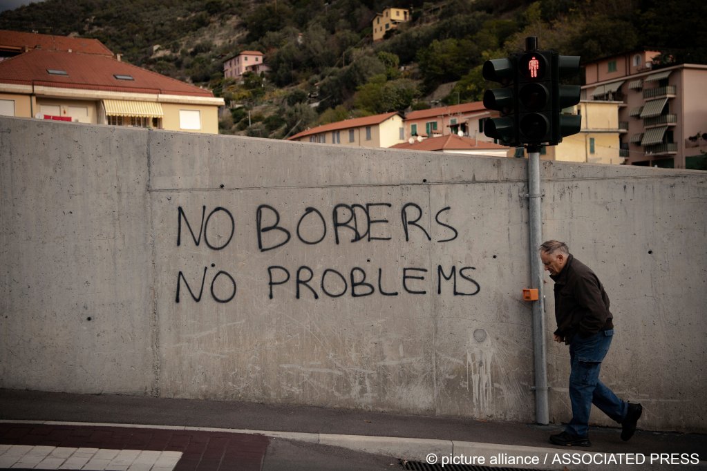 Grafitti in the border town of Ventimiglia protests against the increased border controls instigated in Europe to try and prevent migration | Photo: Marco Alpozzi / picture alliance / Associated Press