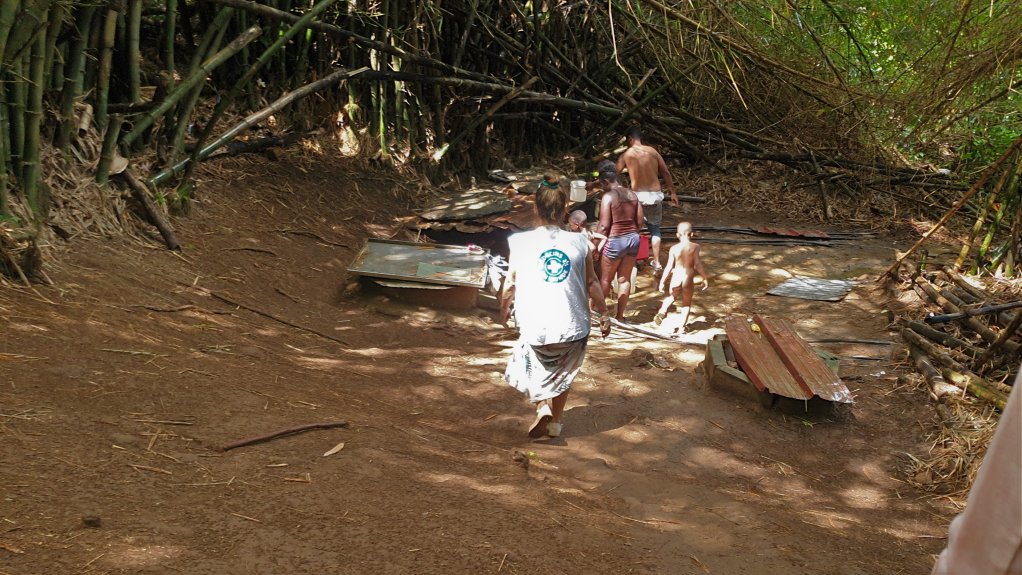 Des enfants se lavent à la source d'eau de Piste Tarzan. Crédit : Dana Alboz/InfoMigrants