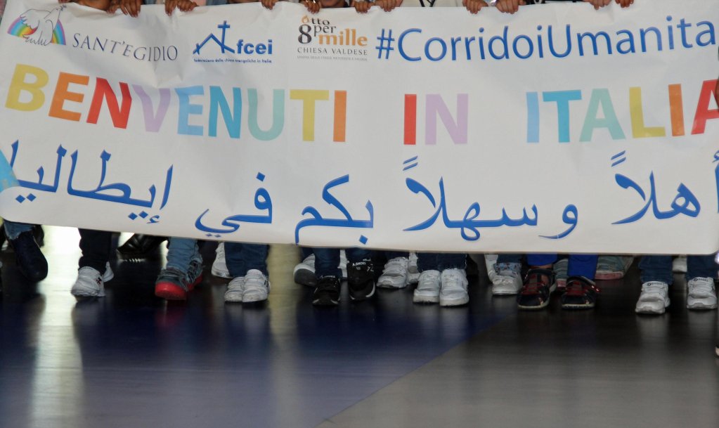 Un cartello che accoglie i profughi portati in Italia attraverso un corridoio umanitario organizzato dalla Federazione italiana delle Chiese evangeliche all'aeroporto di Roma |  Foto: ANSA/Telenews