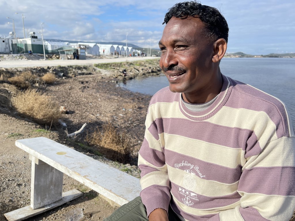 Abdel Baqi, Soudanais de 43 ans, a passé 8 heures en mer par mauvais temps avant d'accoster sur une plage de Lesbos, à 1 heuure du camp de Mavrovouni. Crédit : InfoMigrants