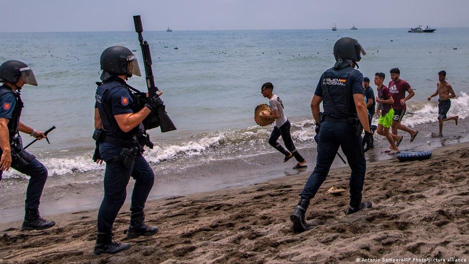 Tens of thousands of people attempted to cross from Morocco into Ceuta during a major migration surge that authorities linked, among other factors, to misleading information circulating online | Photo: Antonio Sempere/AP Photo/picture alliance