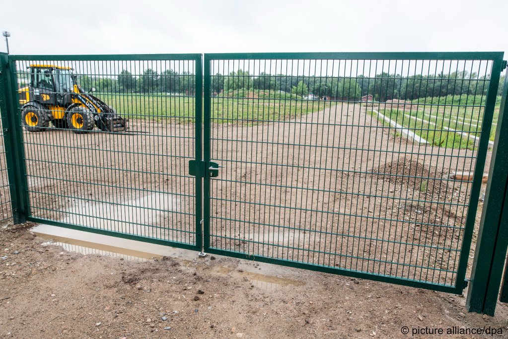 View of the fenced-in construction site for the new migrant shelter in Upahl | Photo: Frank Hormann/dpa/picture-alliance