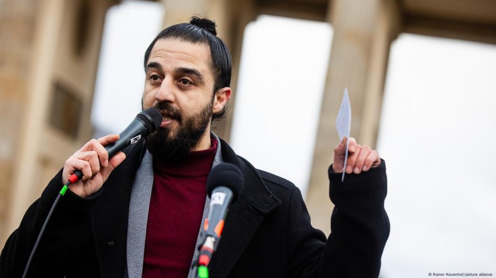 Tareq Alaows remains committed to helping refugees in Germany | Photo: Rainer Keuenhof/picture alliance