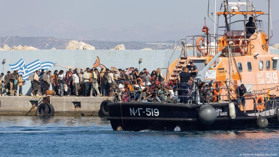 The Hellenic Coast Guard brings a group of migrants rescued at sea to the village of Agia Galini in southern Crete | Photo: Stefanos Rapanis/REUTERS