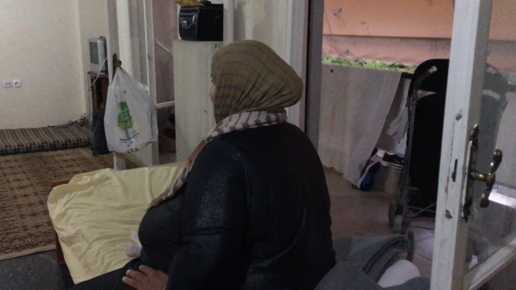 تخاف خديجة أن ينتهي بها وبعائلتها المطاف إلى الشوارع إن لم تتمكن من دفع أجرة شقتها. تصوير: مرام سالم