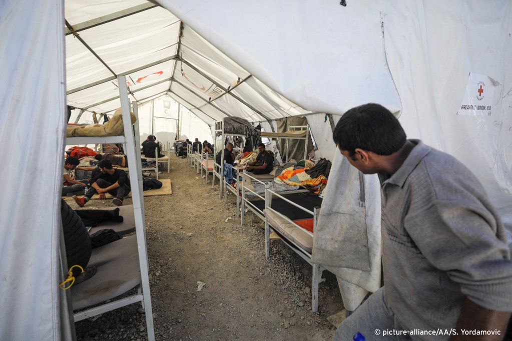 Refugees at a refugee camp in Bosnia's northwestern Una-Sana Canton near Croatia's border on October 23, 2019 | Photo: picture-alliance/AA/S. Yordamovic