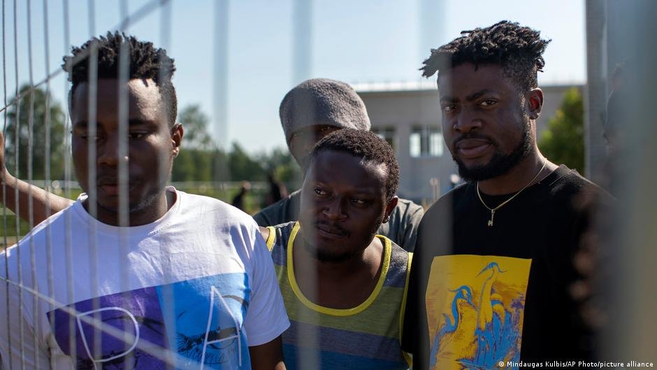 Migrants from countries in sub-Saharan Africa reported that they were subject to racial abuse by officers in Lithuania | Photo: Mindaugas Kulbis/AP/Picture-alliance