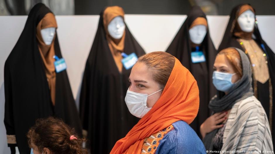 Women in Iran have been mandated to wear headscarves in public since 1983 - regardless of religion or nationality | Photo: Morteza Nikoubazi/NurPhoto/picture-alliance