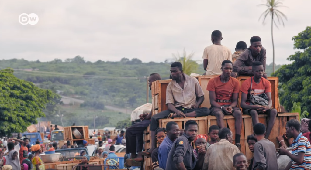 Day laborers wait for work at Ghana's markets in the hope of helping during the harvest season | Photo: Screenshot DW documentary Tomatoes and Greed