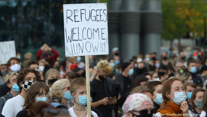 Das Feuer in Europas größtem Flüchtlingslager in Griechenland hat Deutsche 2020 zum Protest auf die Straße getrieben |  Foto: Imago