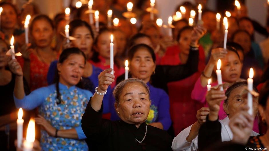 Catholics attend a mass prayer for the 39 migrants found dead in the back of a truck near London, UK, in Nghe An province, Vietnam | Photo: Reuters/Kham