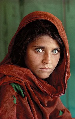 ستیو مک کوری، عکاس معروف امریکایی، زمانی در سال ۱۹۸۴ با شربت گله نوجوان  که به عنوان مهاجر در پشاور پاکستان زندگی می‌کرد روبرو شد و از او عکس گرفت. عکس از نشنال جئوگرافیک