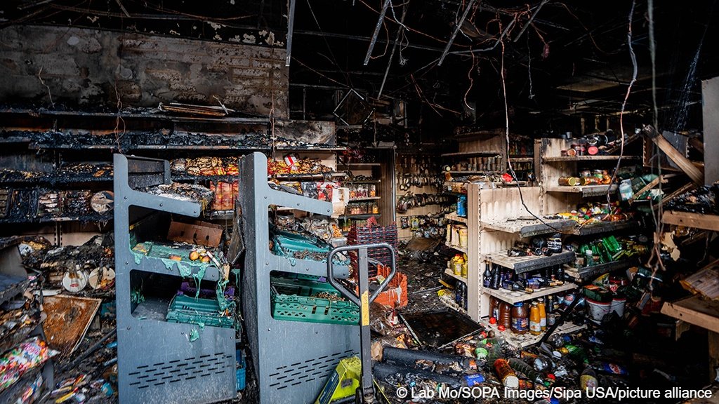 Some properties and shops believed to be owned by migrants were completely gutted in the violence that erupted across Belfast and beyond | Photo: Lab Mo/SOPA Images/Sipa USA/picture-alliance