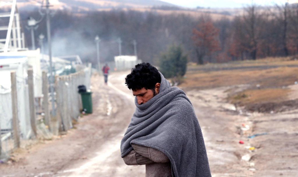 A migrant trying to warm himself at the Lipa camp in Bihac, Bosnia and Herzegovina | Photo: ARCHIVE/EPA/FEHIM DEMIR