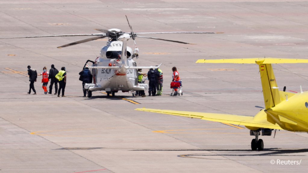Medical staff take migrants to a Red Cross ambulance to be treated after being rescued by a helicopter 65 miles away from Gran Canaria Island, in Telde, Canary Islands, Spain, May 9, 2022 | Photo: REUTERS/Borja Suarez