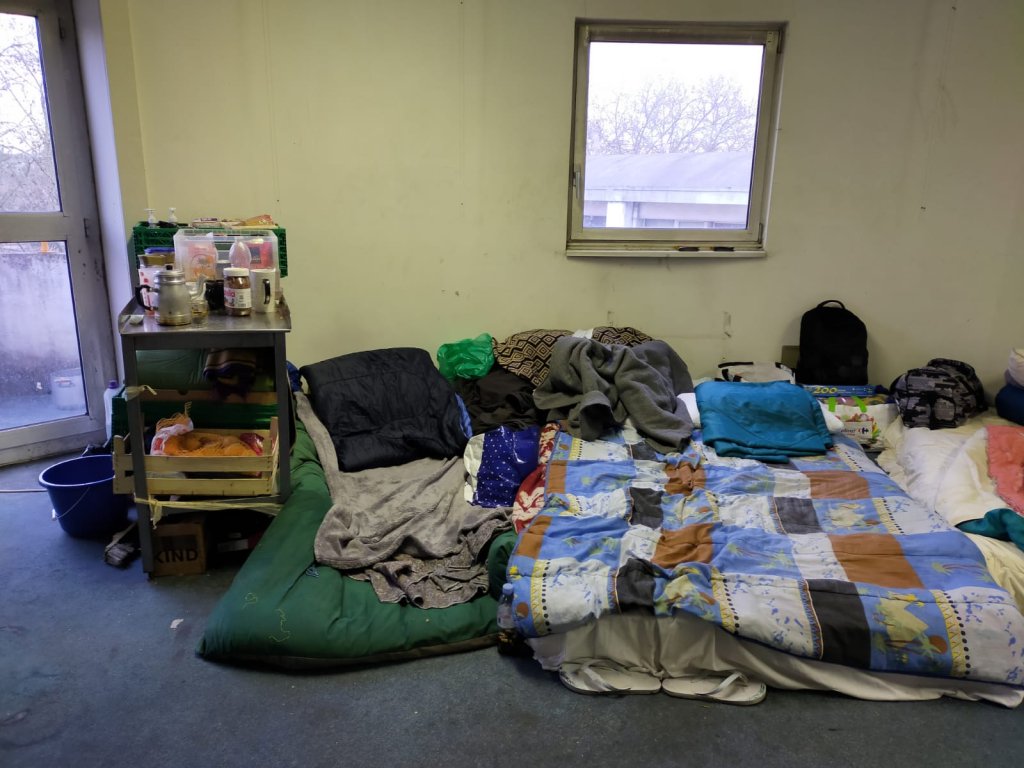 Des migrants s'entassent dans des pièces faisant office de chambre et cuisine à la fois. Crédit : InfoMigrants