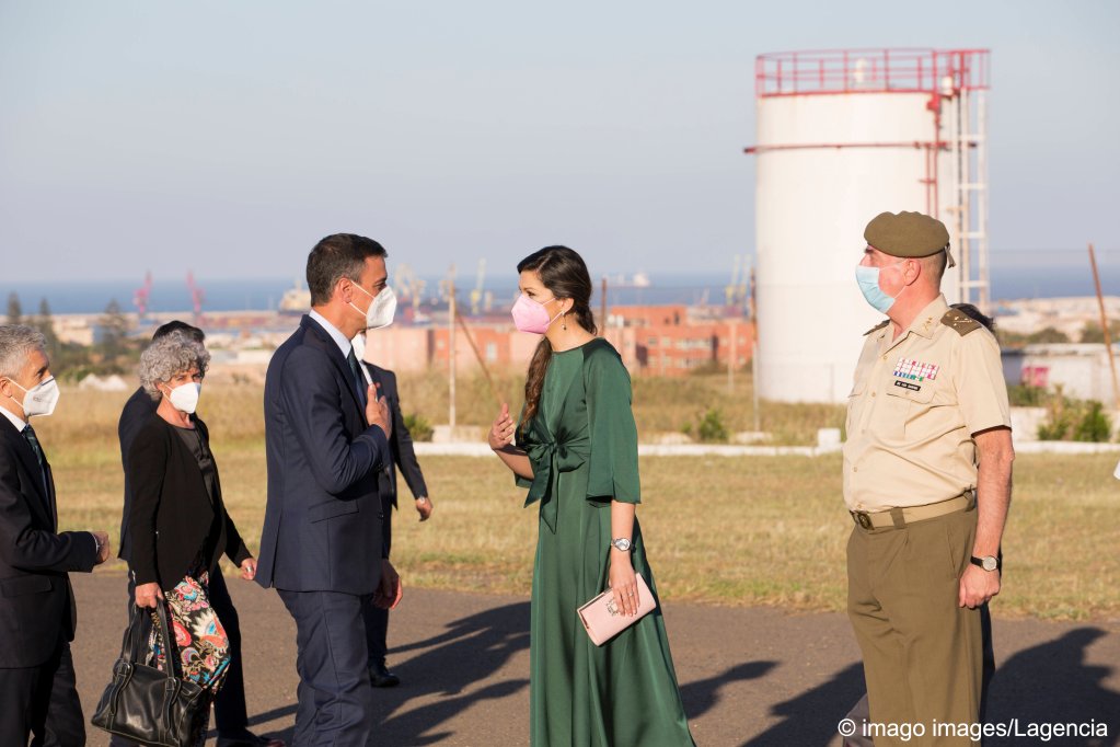 Pedro Sanchez, greets the delegate of the Government in Melilla, Sabrina Moh on his arrival at Melilla Airport, 18 May 2021, in Melilla (Spain) | Photo: Imago