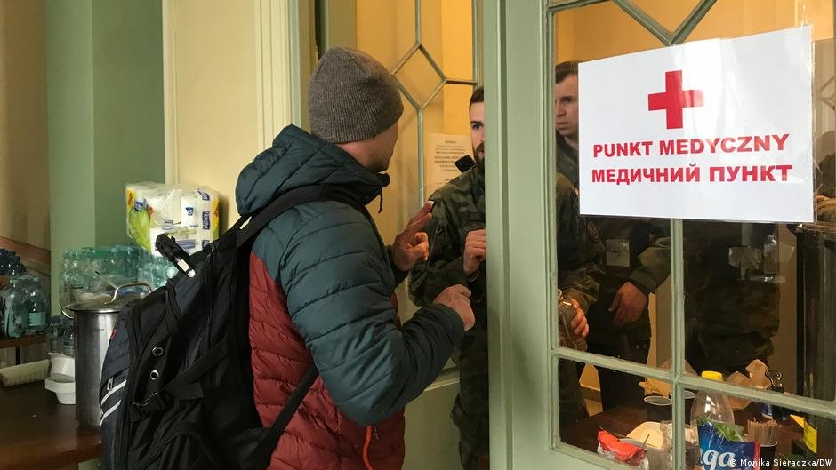 Medical help awaits the displaced at Przemysl train station | Photo: Monika Sieradzka/DW