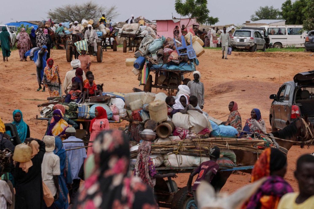 © Zohra Bensemra, Reuters | Chadian cart owners transport belongings of Sudanese people who fled the conflict in Sudan's Darfur region, while crossing the border between Sudan and Chad in Adre, Chad, August 4, 2023.