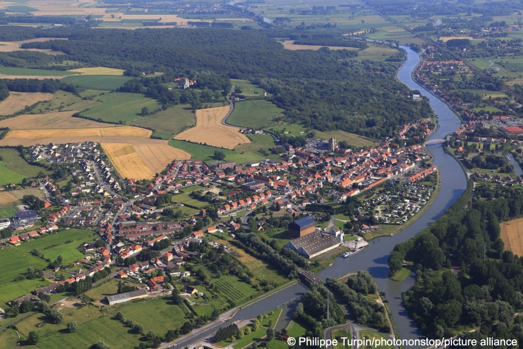 From file: An aerial photo of Watten and the canalized Aa river in the Pas-de-Calais regtion of France | Photo: Philippe / Turpin / picture alliance / Photononstop