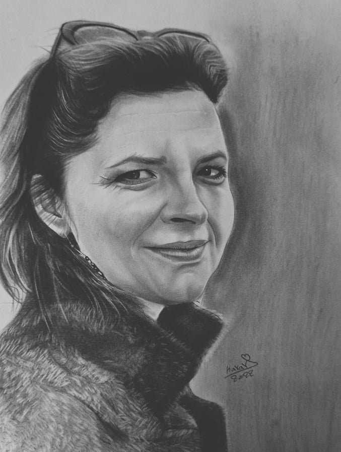 A pencil portrait of Ewa, a volunteer of Sienos Group, by Daniel who is currently detained in the Kybartai camp in Lithuania | Photo: Gabriela Ramírez 