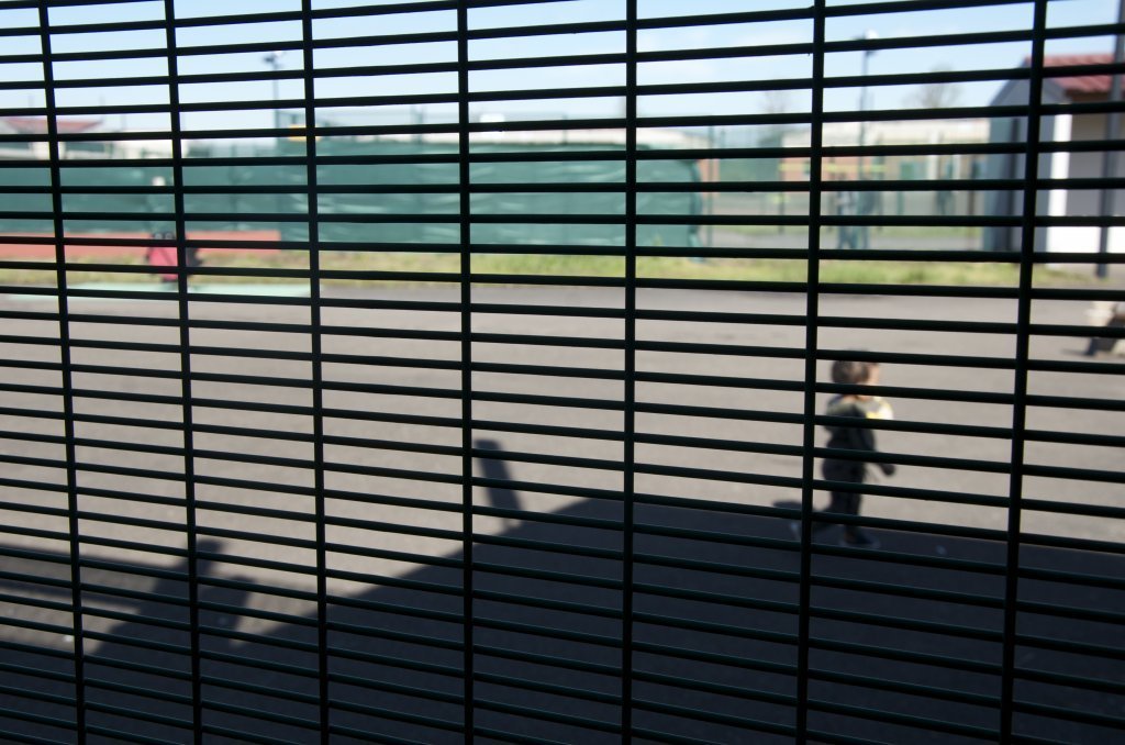 La cour du CRA de Mesnil-Amelot, près de Paris (image d'illustration). Crédit : Maëva Poulet / InfoMigrants