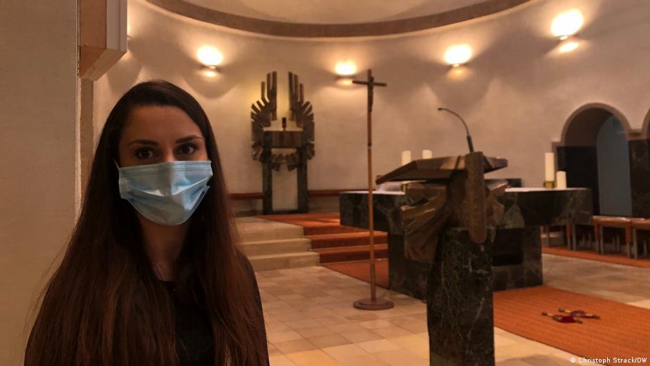 Athraa Hanna visits goes to the Chaldean parish every Sunday | Photo: Christoph Strack/DW