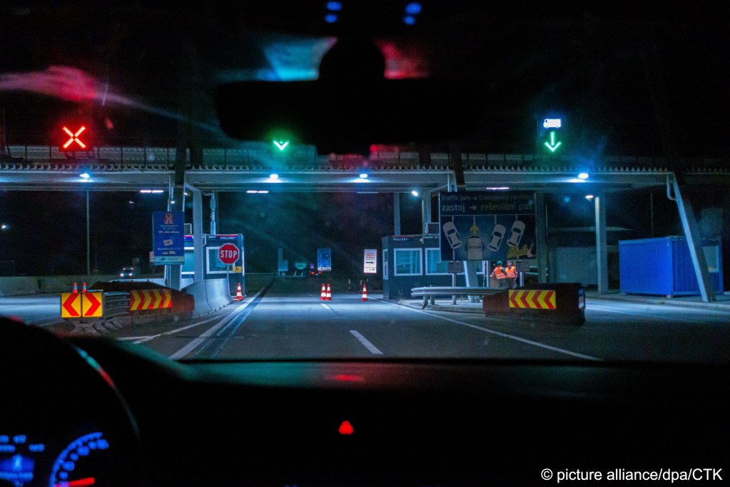 From file: A motorway border crossing between Slovenia and Austria. Austria has also stepped up its border controls with Slovenia | Photo: Libor Sojka / picture alliance / dpa / CTK