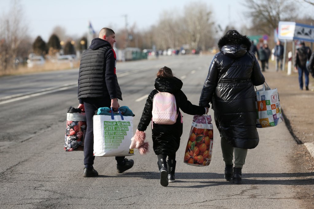 Une famille ukrainienne arrive en Hongrie, jeudi 24 février, près de la ville de Beregsurany, après avoir fui les combats. Crédit : Reuters