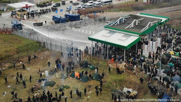 ظهر صورة طائرة مسيرة بيلاروسية اشتباكات بين مهاجرين وحرس الحدود البولنديين