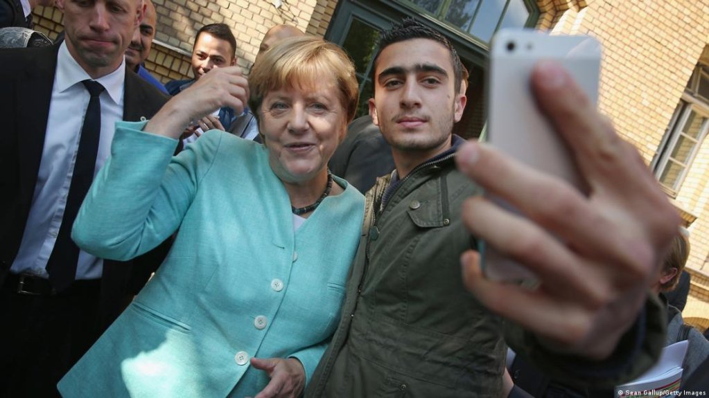 This selfie by Anas Modamani, a Syrian refugee, with Chancellor Angela Merkel went viral | Photo: Sean Gallup / Getty Images