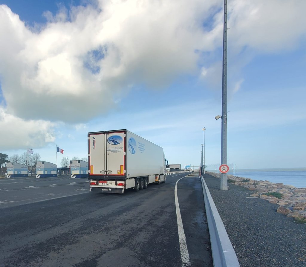 Les camions de marchandises rejoignent Portsmouth, au Royaume-Uni, en prenant le ferry depuis Ouistreham. Crédit : InfoMigrants